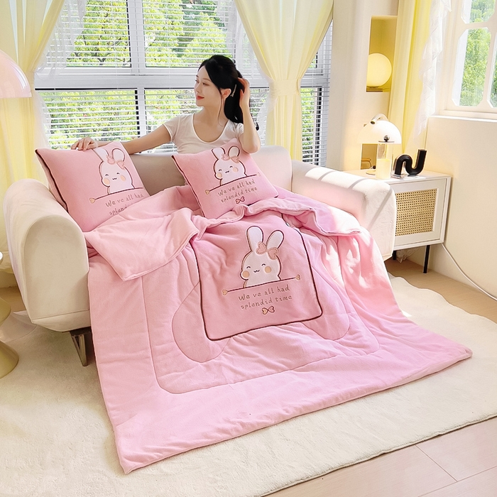 91家纺网 家纺一手货源 找家纺 阳光依佰 2023新款多功能牛奶绒抱枕被-暖暖兔 粉玉