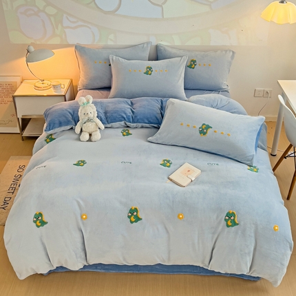 91家纺网 家纺一手货源 找家纺 寐居家纺 2023新款高克重牛奶绒毛巾绣四件套 萌宠恐龙-蓝
