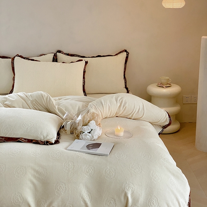 91家纺网 家纺一手货源 找家纺 蜜柚 2024新款全消光牛奶绒雕花烂花法式轻奢四件套 巴尔曼-奶油白