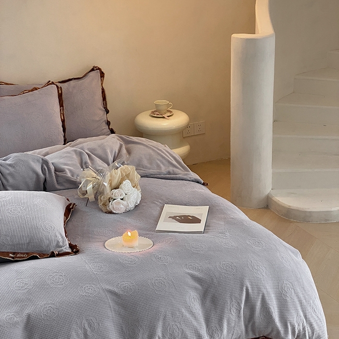 91家纺网 家纺一手货源 找家纺 蜜柚 2024新款全消光牛奶绒雕花烂花法式轻奢四件套 巴尔曼-浅紫灰