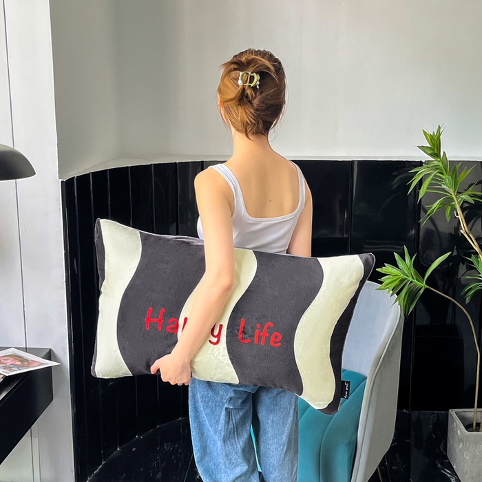 91家纺网 家纺一手货源 找家纺 潮邦创意家居 2025新款ins数码大版印花牛奶绒枕套单人枕 happy水波纹