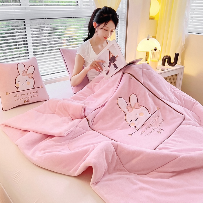 91家纺网 家纺一手货源 找家纺 阳光依佰 2023新款多功能牛奶绒抱枕被-暖暖兔 粉玉