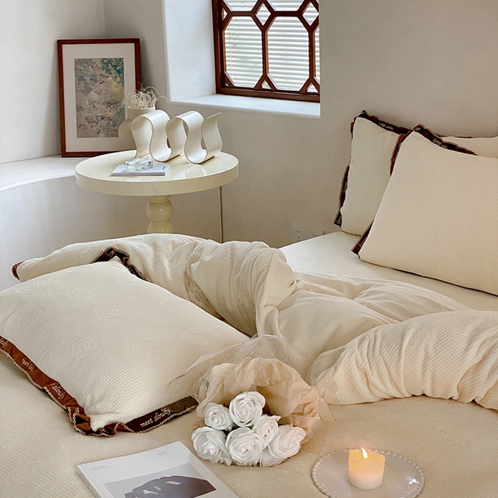 91家纺网 家纺一手货源 找家纺 蜜柚 2024新款全消光牛奶绒雕花烂花法式轻奢四件套 巴尔曼-奶油白