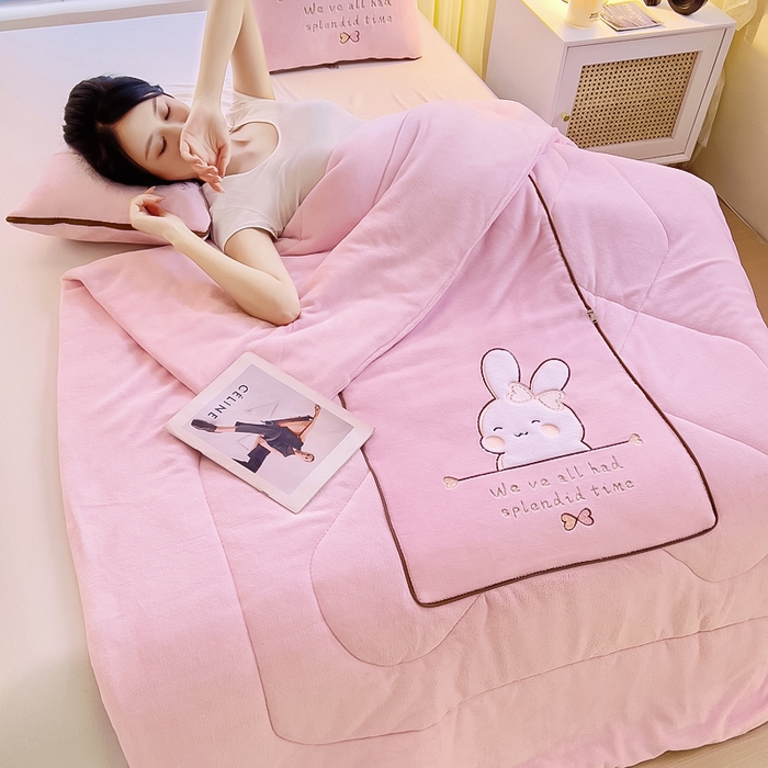 91家纺网 家纺一手货源 找家纺 阳光依佰 2023新款多功能牛奶绒抱枕被-暖暖兔 粉玉