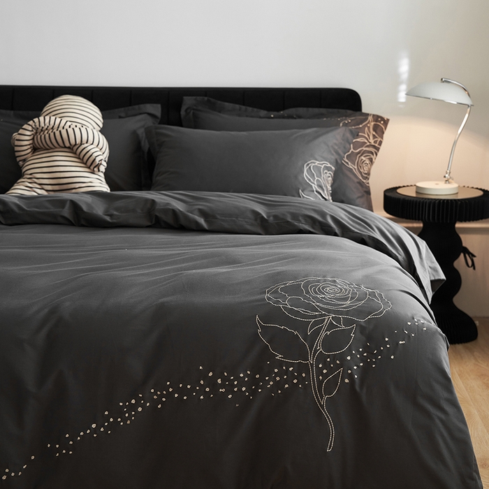 91家纺网 家纺一手货源 找家纺 千朵森 2024新款新疆长绒棉婚庆刺绣四件套-玫瑰 高雅灰