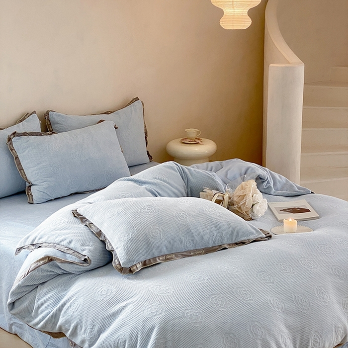 91家纺网 家纺一手货源 找家纺 蜜柚 2024新款全消光牛奶绒雕花烂花法式轻奢四件套 巴尔曼-繁星兰