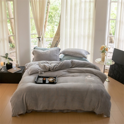 91家纺网 家纺一手货源 找家纺 名品优仓 2023新款高克重牛奶绒绣花浪漫玫瑰系列四件套 气质灰