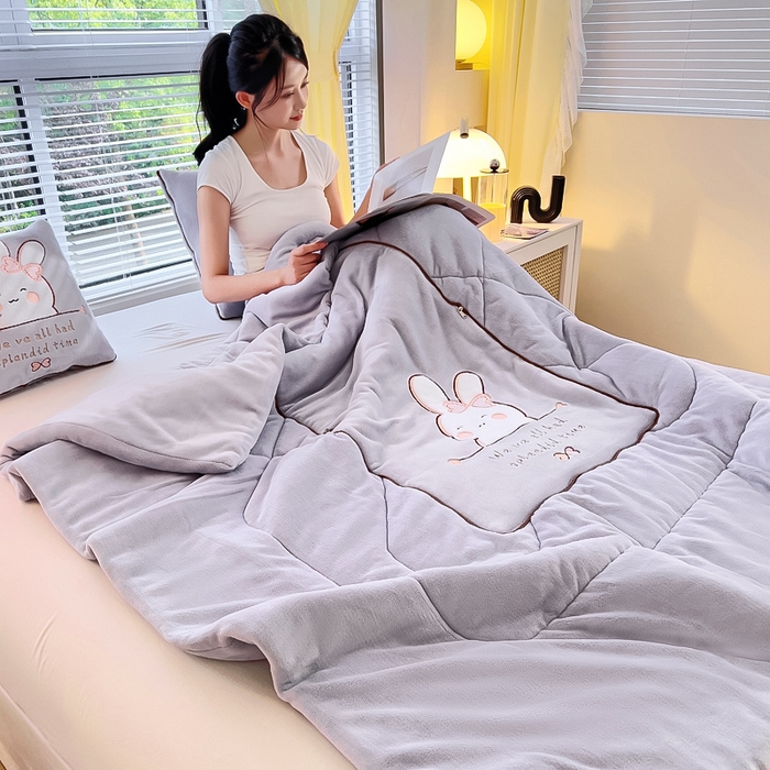 91家纺网 家纺一手货源 找家纺 阳光依佰 2023新款多功能牛奶绒抱枕被-暖暖兔 浅紫