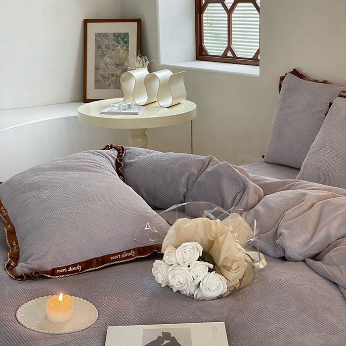 91家纺网 家纺一手货源 找家纺 蜜柚 2024新款全消光牛奶绒雕花烂花法式轻奢四件套 巴尔曼-浅紫灰