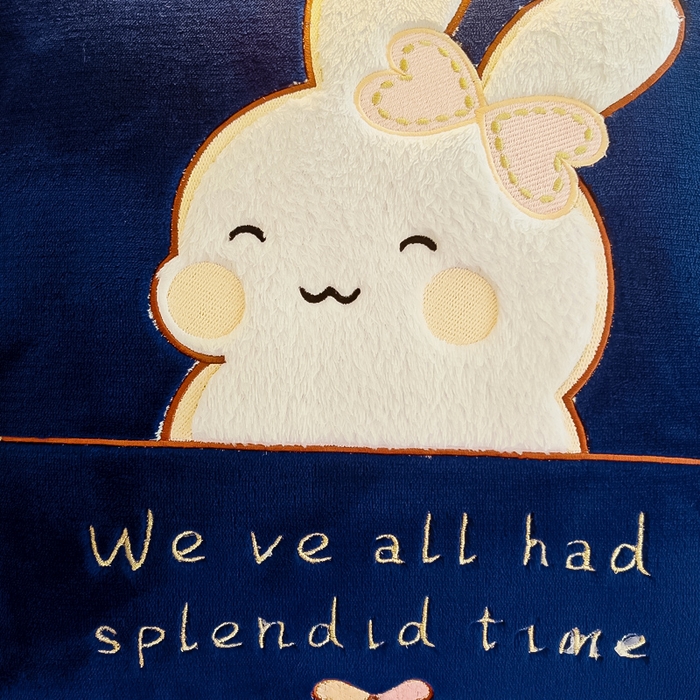 91家纺网 家纺一手货源 找家纺 阳光依佰 2023新款多功能牛奶绒抱枕被-暖暖兔 藏蓝