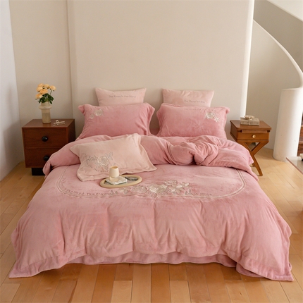 91家纺网 家纺一手货源 找家纺 （总）名品优仓 2023新款高克重230g牛奶绒绣花蔓璃系列四件套