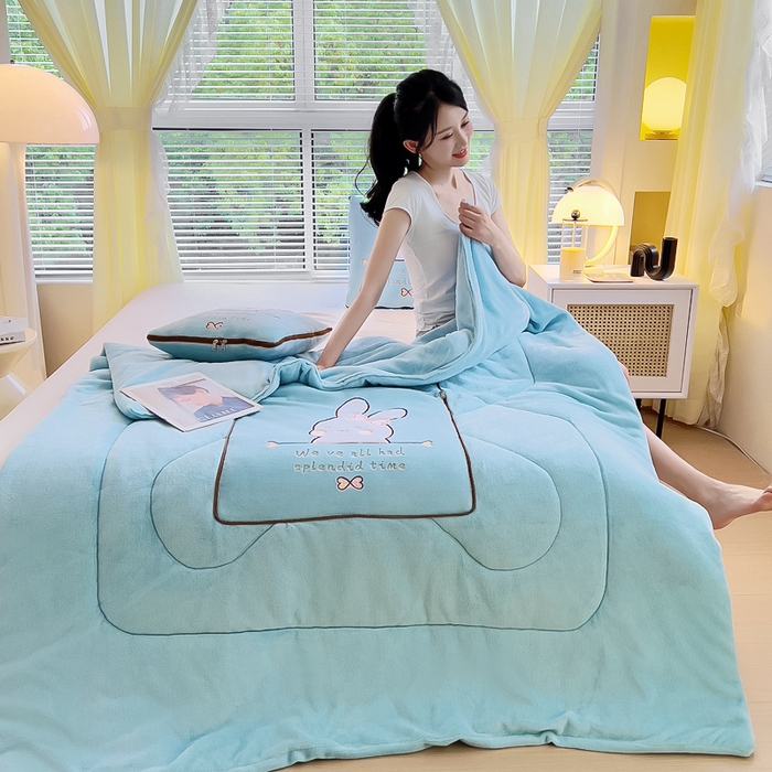 91家纺网 家纺一手货源 找家纺 阳光依佰 2023新款多功能牛奶绒抱枕被-暖暖兔 天蓝