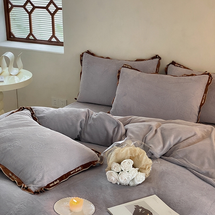 91家纺网 家纺一手货源 找家纺 蜜柚 2024新款全消光牛奶绒雕花烂花法式轻奢四件套 巴尔曼-浅紫灰