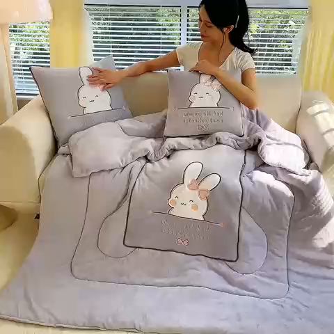 91家纺网 家纺一手货源 找家纺 阳光依佰 2023新款多功能牛奶绒抱枕被-暖暖兔 浅紫