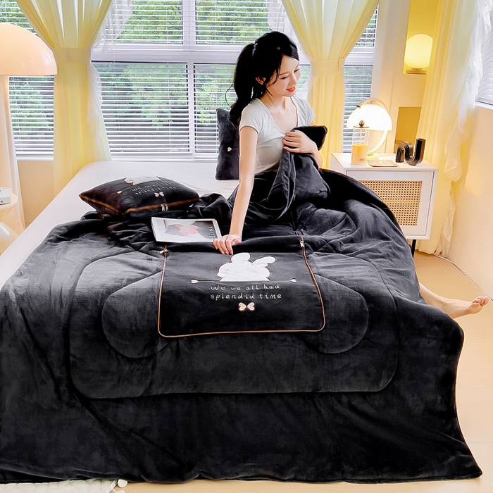 91家纺网 家纺一手货源 找家纺 阳光依佰 2023新款多功能牛奶绒抱枕被-暖暖兔 深灰