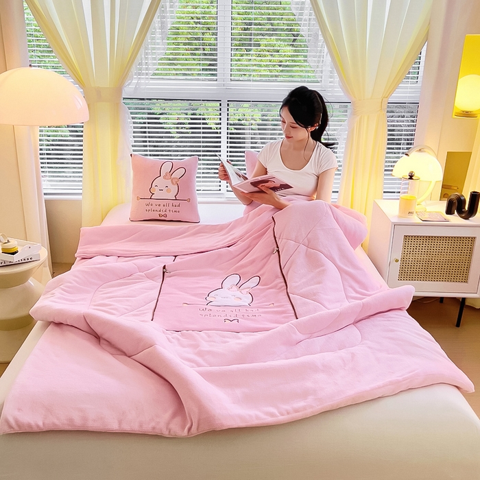 91家纺网 家纺一手货源 找家纺 阳光依佰 2023新款多功能牛奶绒抱枕被-暖暖兔 粉玉