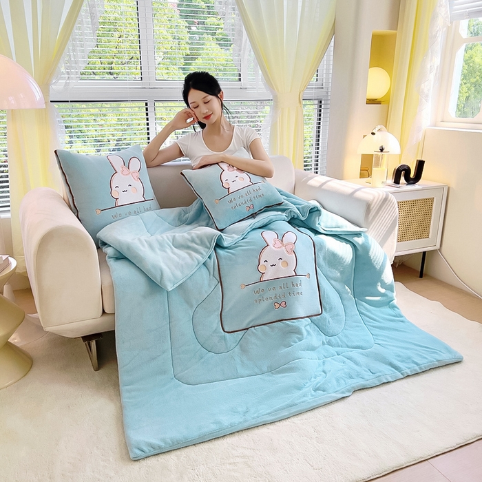 91家纺网 家纺一手货源 找家纺 阳光依佰 2023新款多功能牛奶绒抱枕被-暖暖兔 天蓝