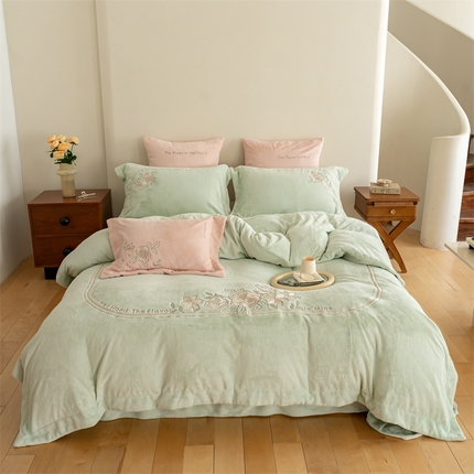 91家纺网 家纺一手货源 找家纺 （总）名品优仓 2023新款高克重230g牛奶绒绣花蔓璃系列四件套