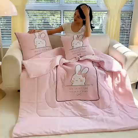 91家纺网 家纺一手货源 找家纺 阳光依佰 2023新款多功能牛奶绒抱枕被-暖暖兔 粉玉