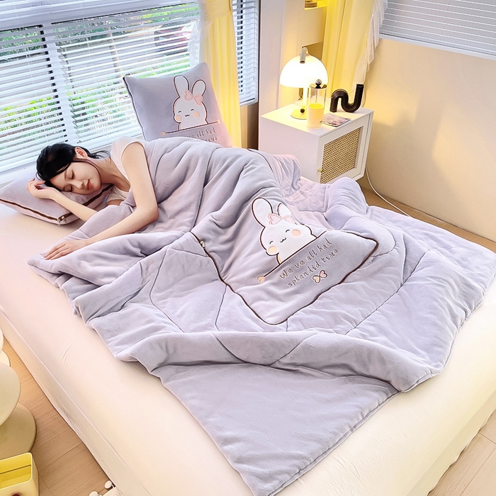 91家纺网 家纺一手货源 找家纺 阳光依佰 2023新款多功能牛奶绒抱枕被-暖暖兔 浅紫