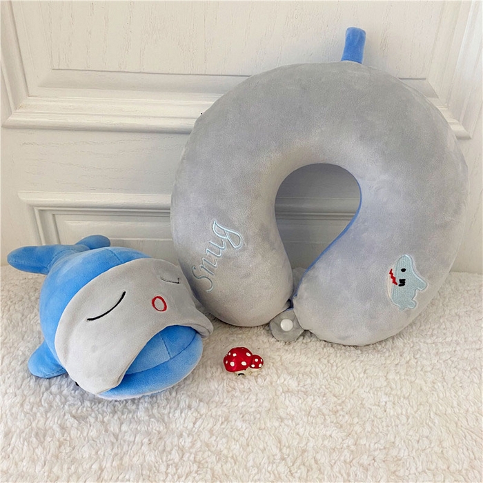 91家纺网 家纺一手货源 找家纺 卡奥2025新款带眼罩卡通U型枕旅行颈椎枕 蓝鲨32*31*12cm