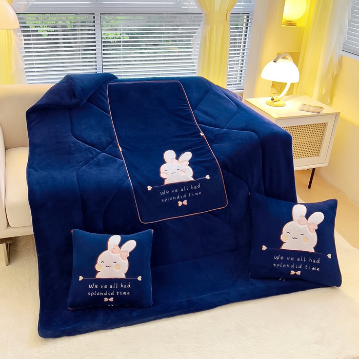 91家纺网 家纺一手货源 找家纺 阳光依佰 2023新款多功能牛奶绒抱枕被-暖暖兔 藏蓝