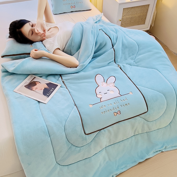 91家纺网 家纺一手货源 找家纺 阳光依佰 2023新款多功能牛奶绒抱枕被-暖暖兔 天蓝