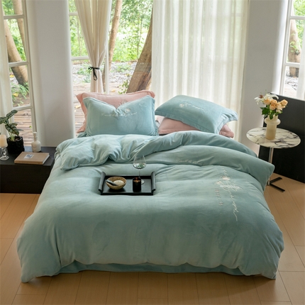 91家纺网 家纺一手货源 找家纺 名品优仓 2023新款高克重牛奶绒绣花浪漫玫瑰系列四件套 天空蓝