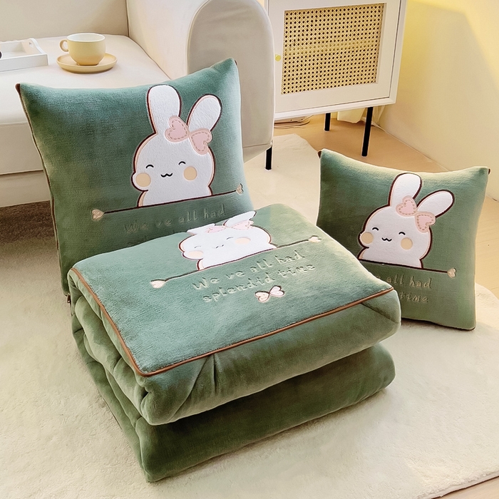 91家纺网 家纺一手货源 找家纺 阳光依佰 2023新款多功能牛奶绒抱枕被-暖暖兔 墨绿