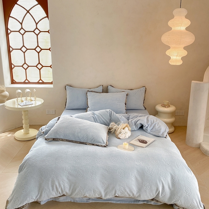 91家纺网 家纺一手货源 找家纺 蜜柚 2024新款全消光牛奶绒雕花烂花法式轻奢四件套 巴尔曼-繁星兰