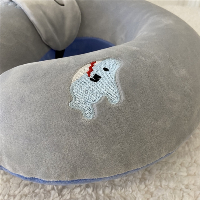 91家纺网 家纺一手货源 找家纺 卡奥2025新款带眼罩卡通U型枕旅行颈椎枕 蓝鲨32*31*12cm