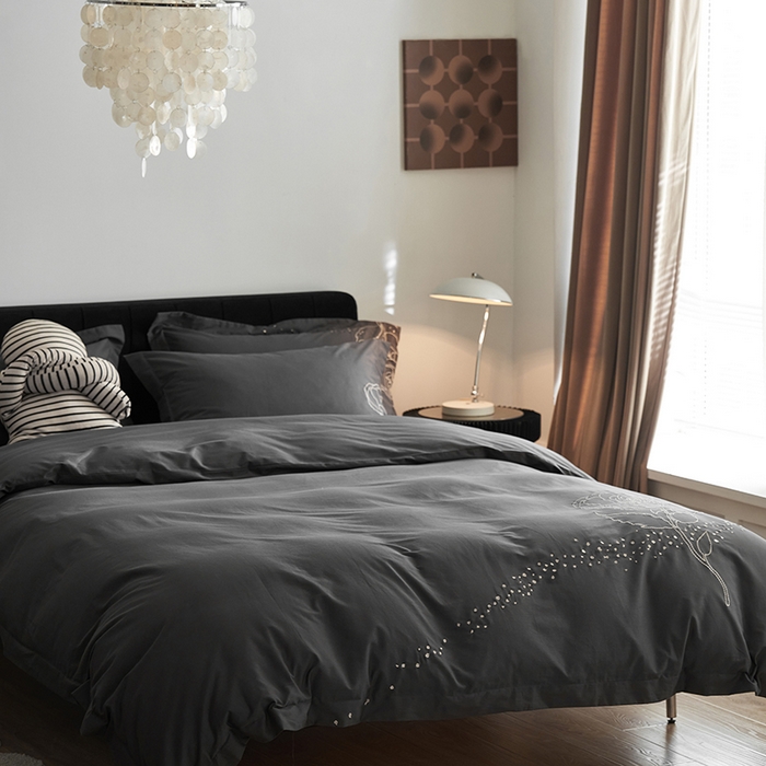 91家纺网 家纺一手货源 找家纺 千朵森 2024新款新疆长绒棉婚庆刺绣四件套-玫瑰 高雅灰