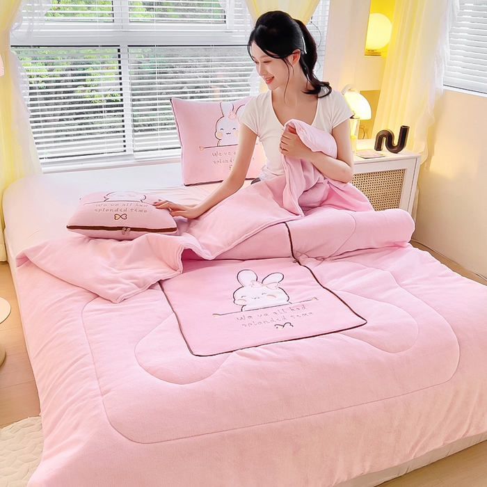 91家纺网 家纺一手货源 找家纺 阳光依佰 2023新款多功能牛奶绒抱枕被-暖暖兔 粉玉