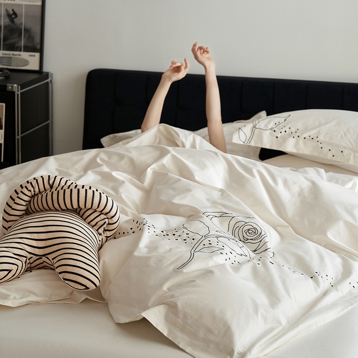 91家纺网 家纺一手货源 找家纺 千朵森 2024新款新疆长绒棉婚庆刺绣四件套-玫瑰 月光白