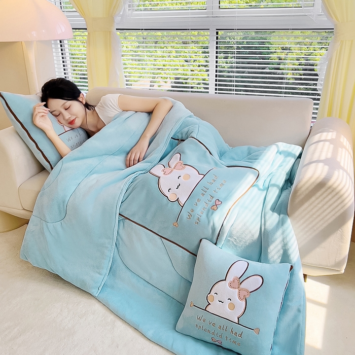 91家纺网 家纺一手货源 找家纺 阳光依佰 2023新款多功能牛奶绒抱枕被-暖暖兔 天蓝