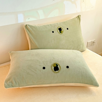 91家纺网 家纺一手货源 找家纺 总寐居家纺 2023新款高克重牛奶绒毛巾绣单枕套 48*74cm/对