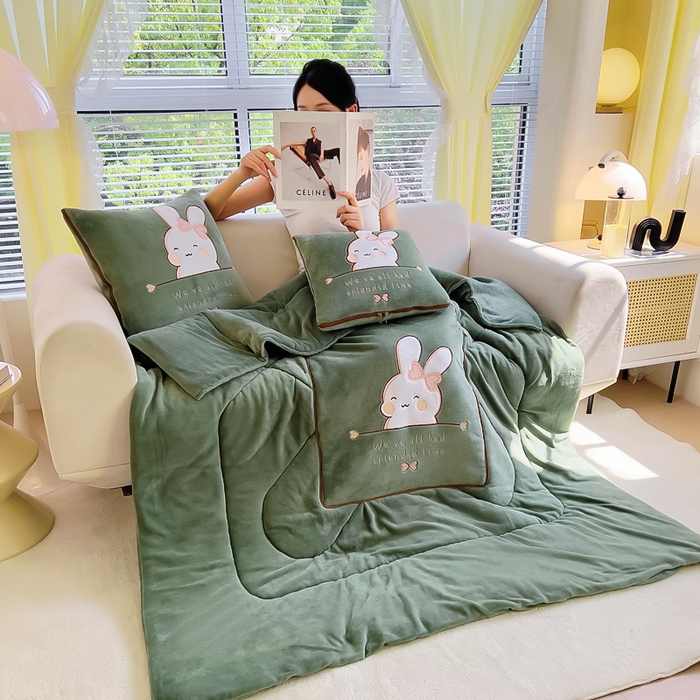 91家纺网 家纺一手货源 找家纺 阳光依佰 2023新款多功能牛奶绒抱枕被-暖暖兔 墨绿
