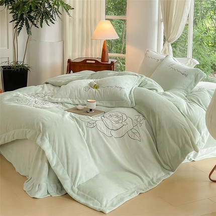 91家纺网 家纺一手货源 找家纺 （总）名品优仓 2023新款高克重230g牛奶绒绣花温妮莎系列四件套