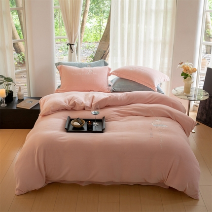 91家纺网 家纺一手货源 找家纺 名品优仓 2023新款高克重牛奶绒绣花浪漫玫瑰系列四件套 暖心粉