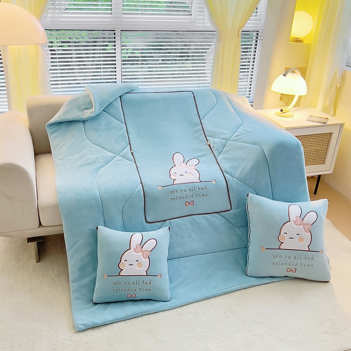 91家纺网 家纺一手货源 找家纺 阳光依佰 2023新款多功能牛奶绒抱枕被-暖暖兔 天蓝
