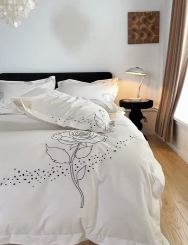 91家纺网 家纺一手货源 找家纺 千朵森 2024新款新疆长绒棉婚庆刺绣四件套-玫瑰 月光白