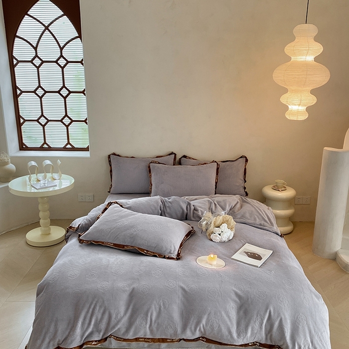 91家纺网 家纺一手货源 找家纺 蜜柚 2024新款全消光牛奶绒雕花烂花法式轻奢四件套 巴尔曼-浅紫灰