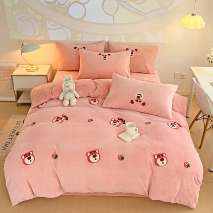 寐居家纺 2023新款高克重牛奶绒毛巾绣四件套 草莓熊熊-豆沙