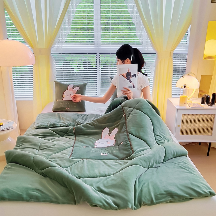 91家纺网 家纺一手货源 找家纺 阳光依佰 2023新款多功能牛奶绒抱枕被-暖暖兔 墨绿