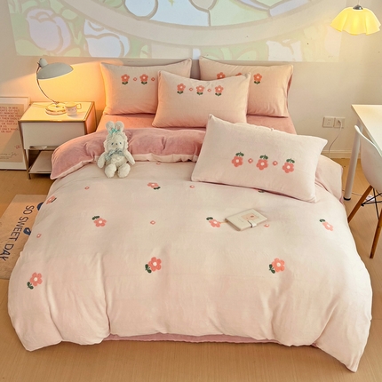 91家纺网 家纺一手货源 找家纺 寐居家纺 2023新款高克重牛奶绒毛巾绣四件套 朵朵花开-粉白