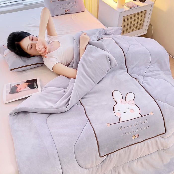 91家纺网 家纺一手货源 找家纺 阳光依佰 2023新款多功能牛奶绒抱枕被-暖暖兔 浅紫