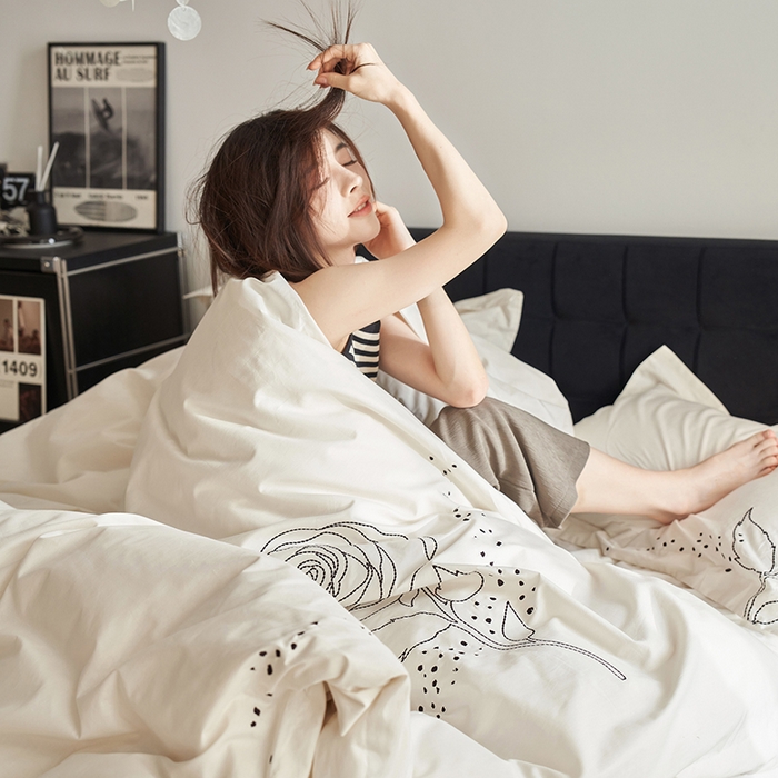 91家纺网 家纺一手货源 找家纺 千朵森 2024新款新疆长绒棉婚庆刺绣四件套-玫瑰 月光白