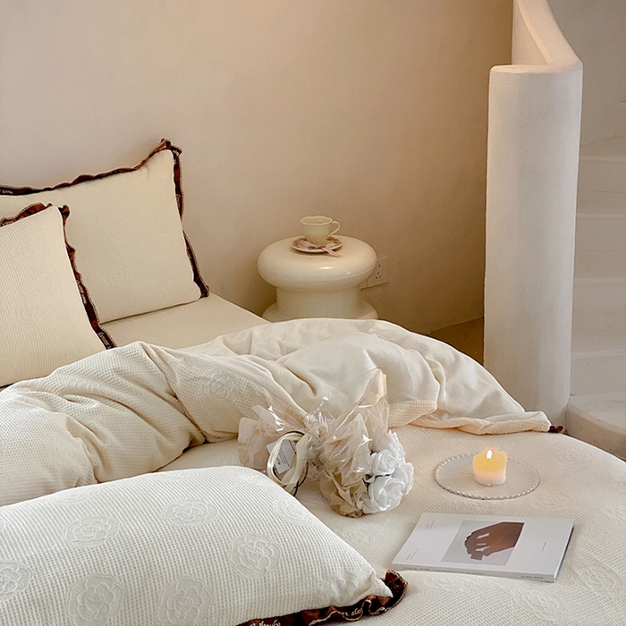 91家纺网 家纺一手货源 找家纺 蜜柚 2024新款全消光牛奶绒雕花烂花法式轻奢四件套 巴尔曼-奶油白