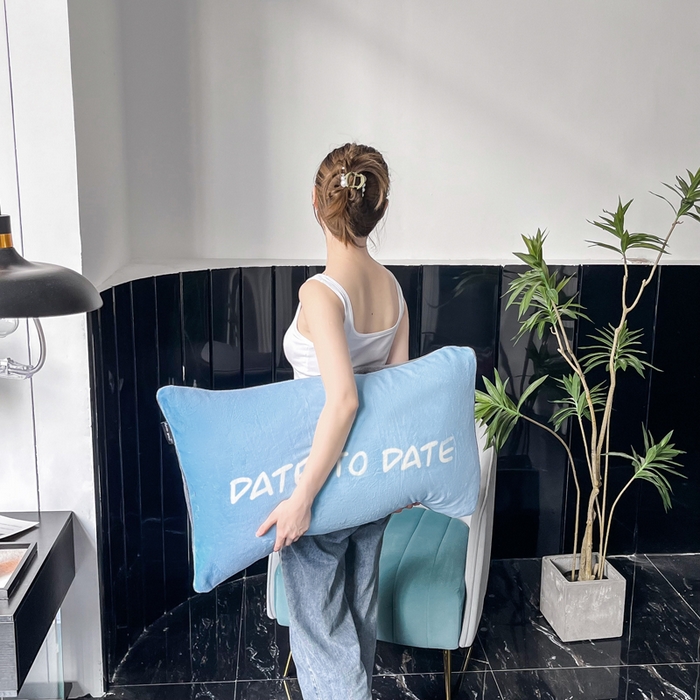 91家纺网 家纺一手货源 找家纺 潮邦创意家居 2025新款ins数码大版印花牛奶绒枕套单人枕 蓝色字母