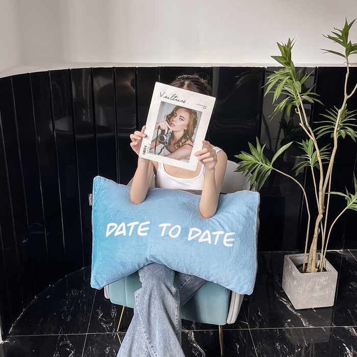 91家纺网 家纺一手货源 找家纺 潮邦创意家居 2025新款ins数码大版印花牛奶绒枕套单人枕 蓝色字母